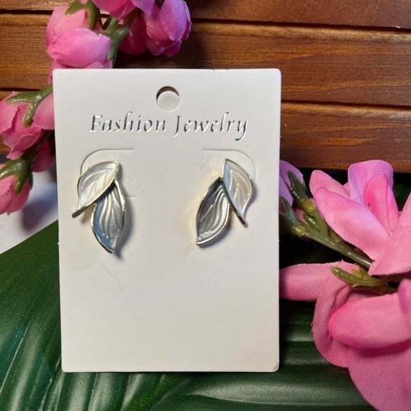 Fashion Jewelry Pierced Earrings, Gray and White Double Leaf Design. - Picture 3 of 10